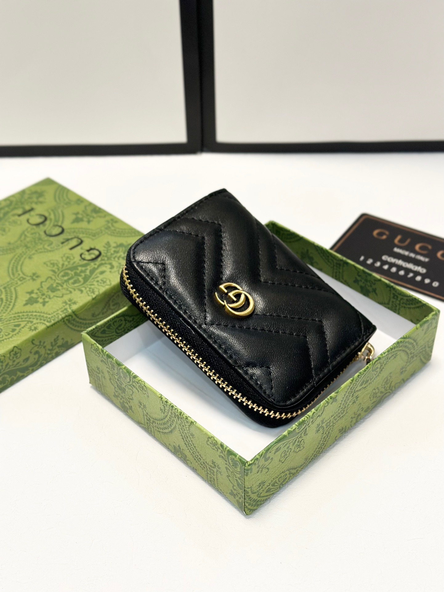 Gucci pure leather card holder