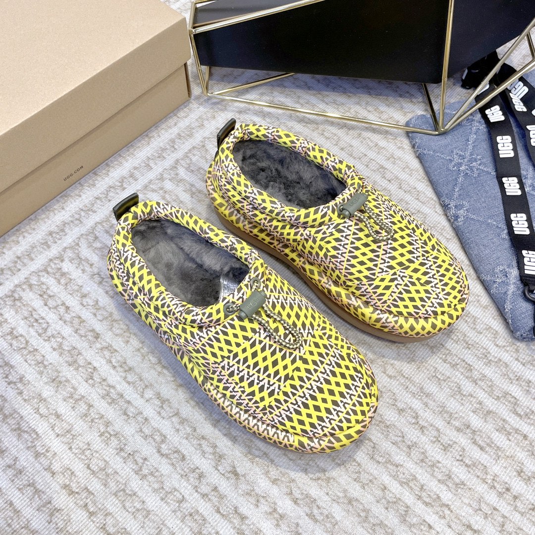 UGG F22 Classic Maxi Down Snow Boots