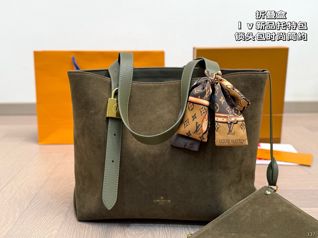 New LV tote with a lock