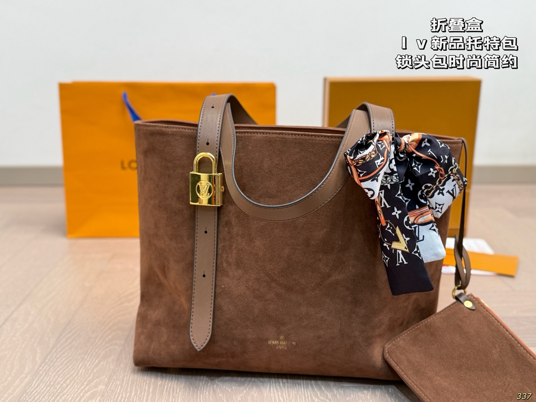 New LV tote with a lock