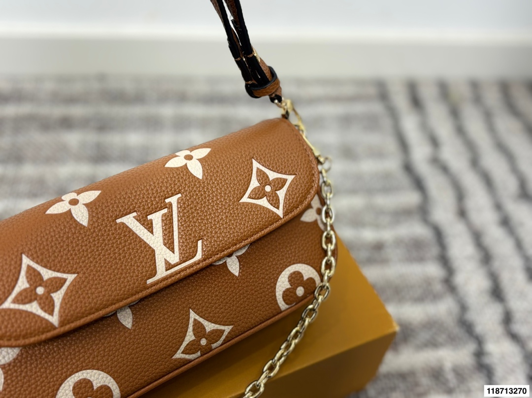 LV WALLET ON CHAIN ​​IVY underarm bag