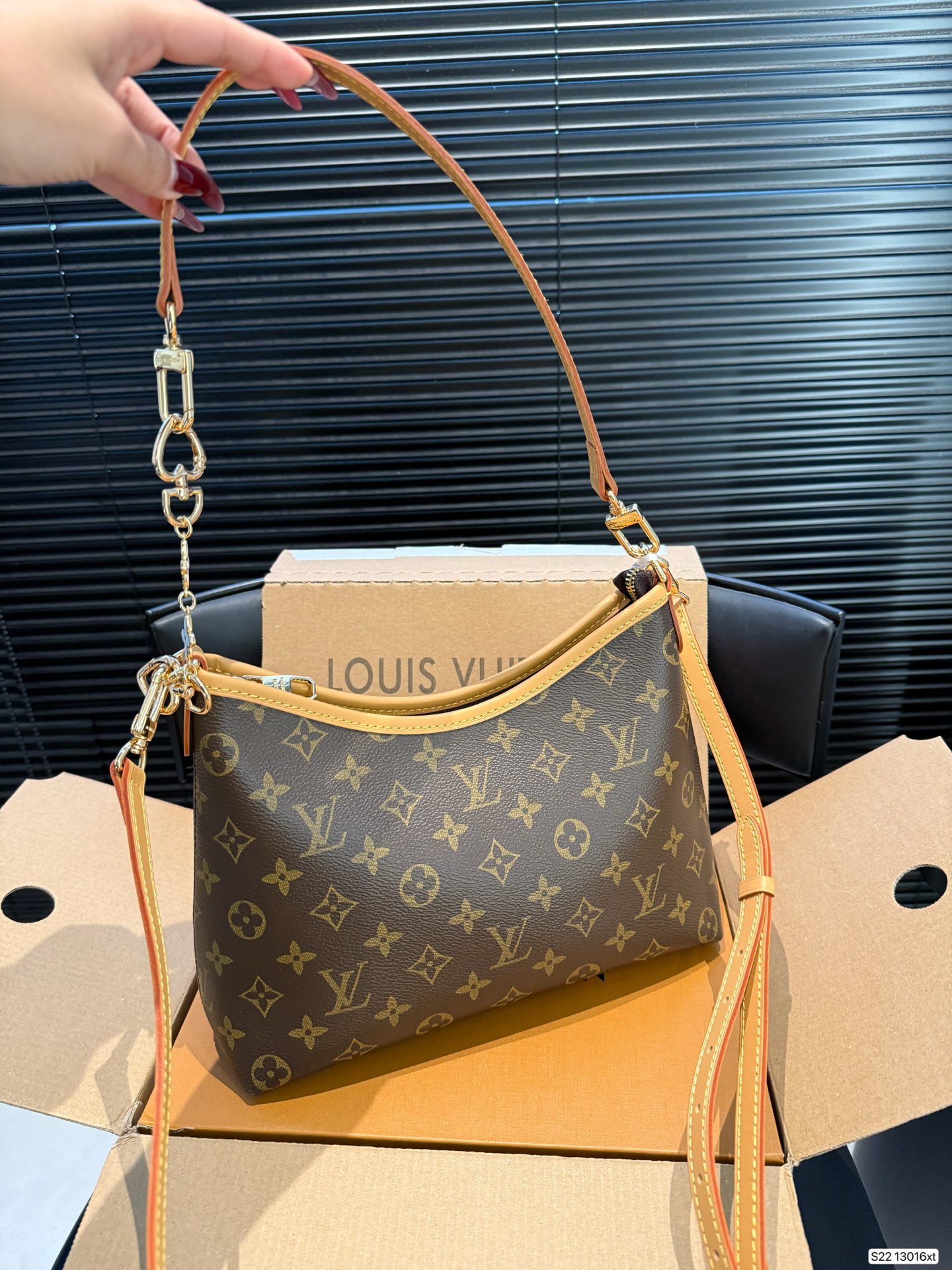 LV Fashionable Shoulder Bag