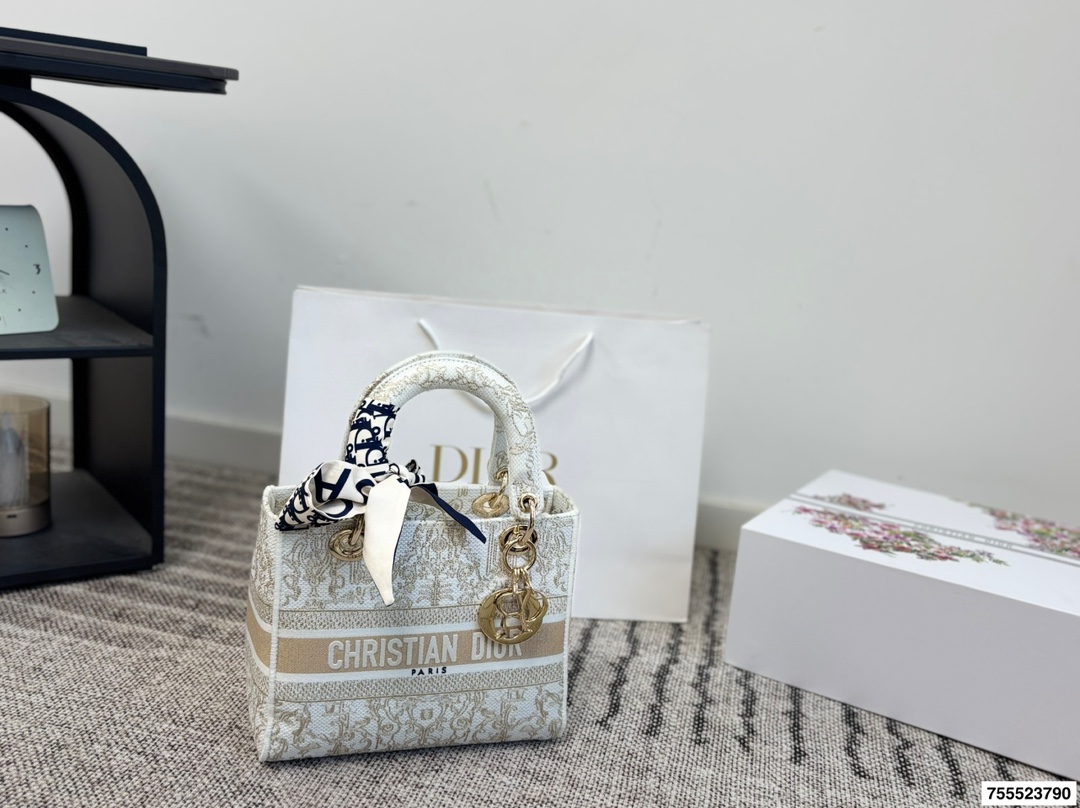 DIOR Lady D-Lite Embroidered Bag