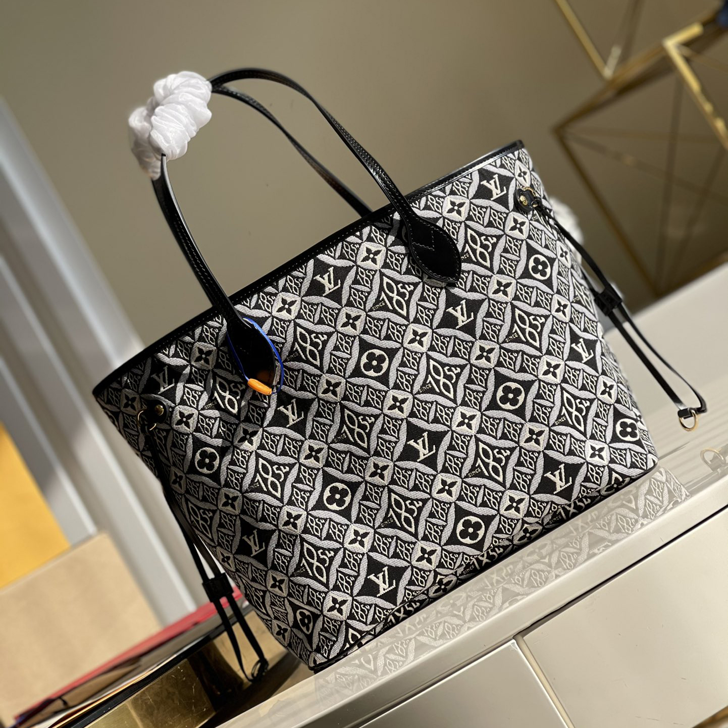 Ladies Fashion Luxury V Logo Tote Bag
