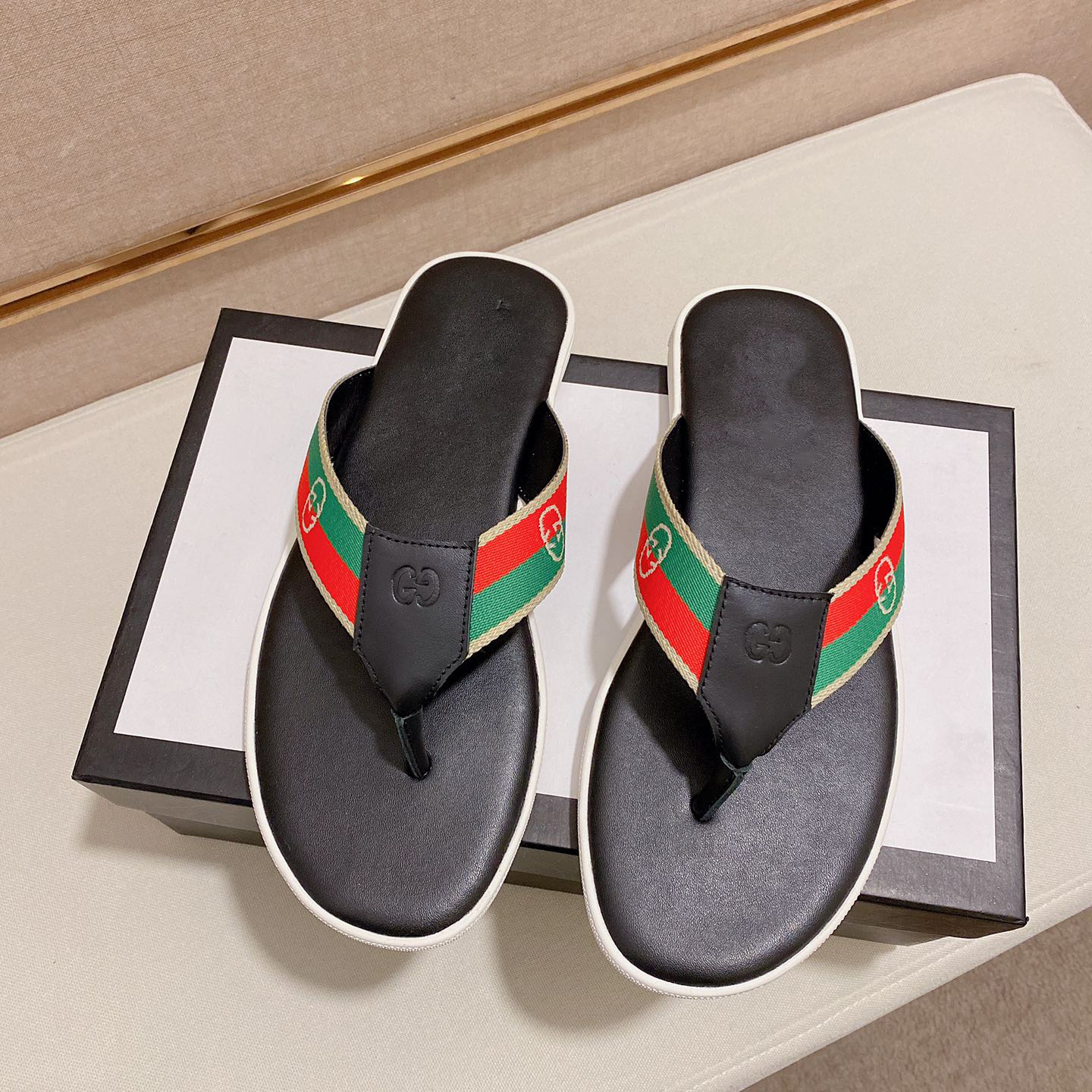 Leather branded casual flip flops