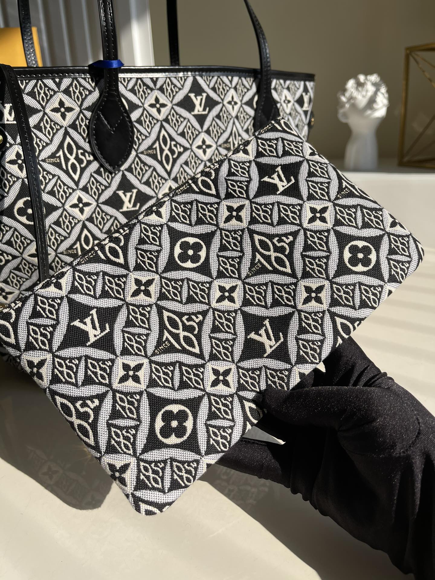 Ladies Fashion Luxury V Logo Tote Bag