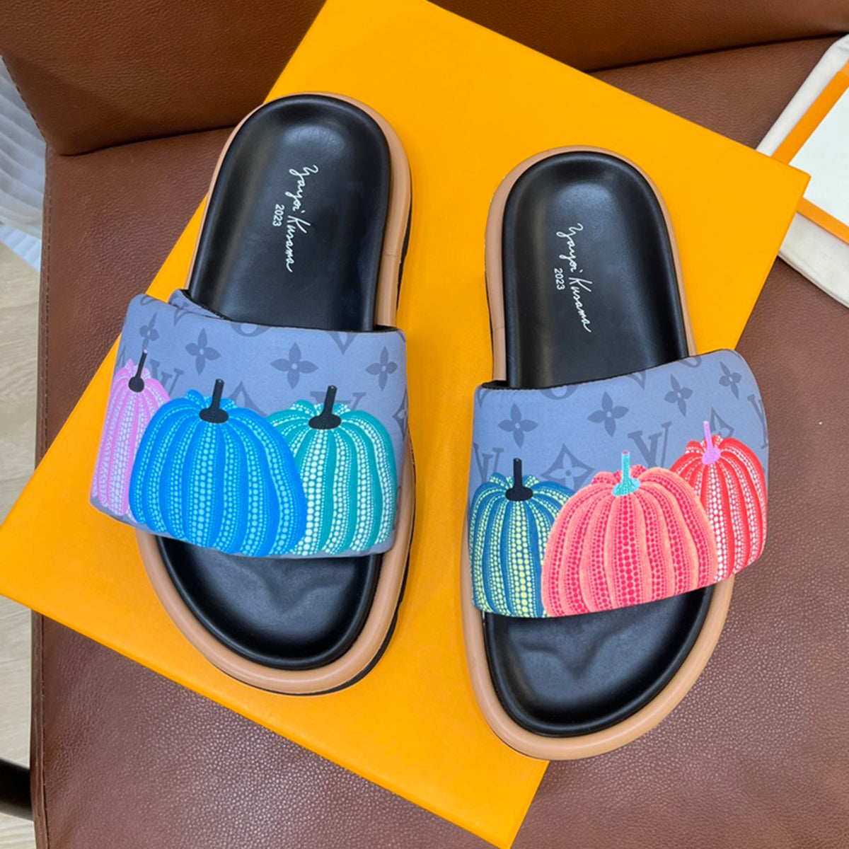 New Embossed Slippers XJ10041436