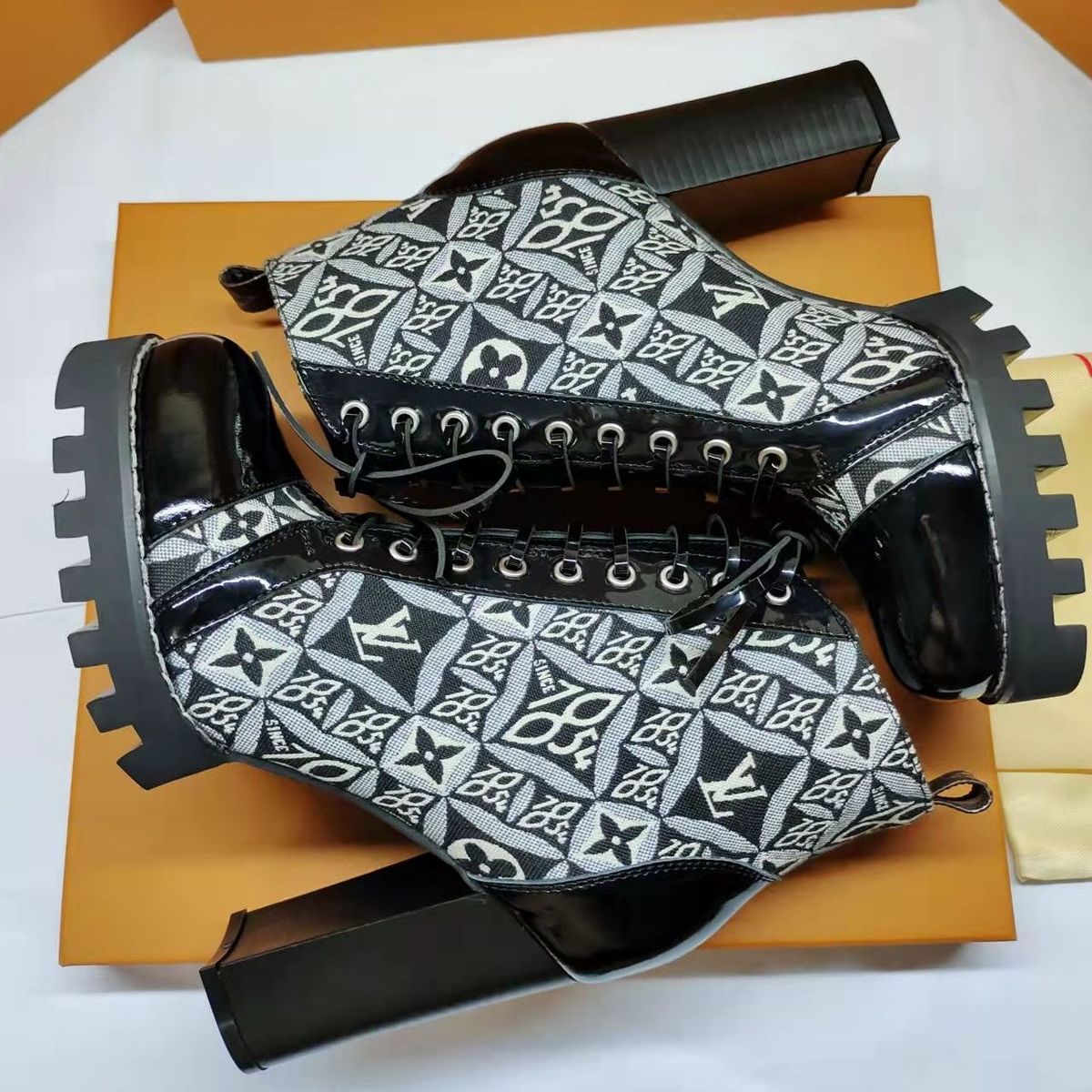 New autumn and winter British style thick-soled women's shoes thick heel round toe thin belt side zipper short boots non-slip wear-resistant boots