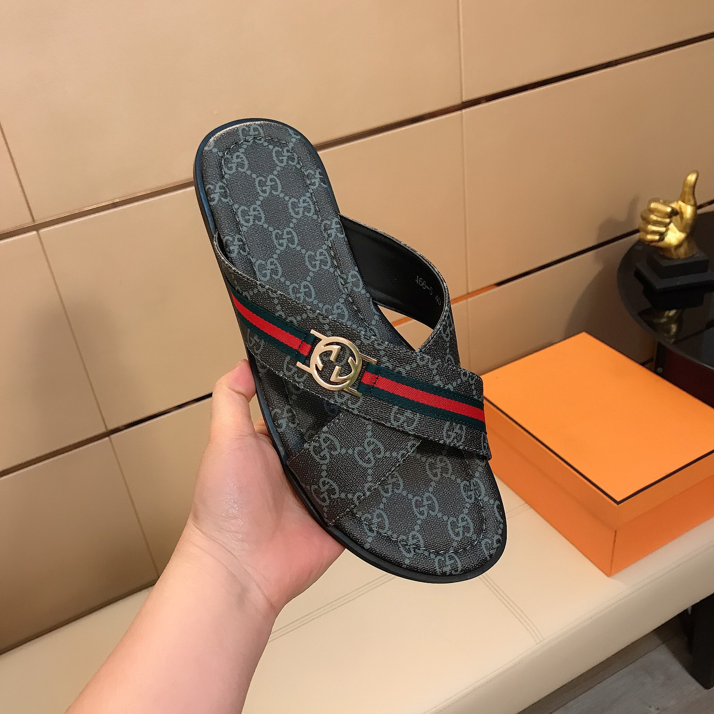 full print X-shaped slippers