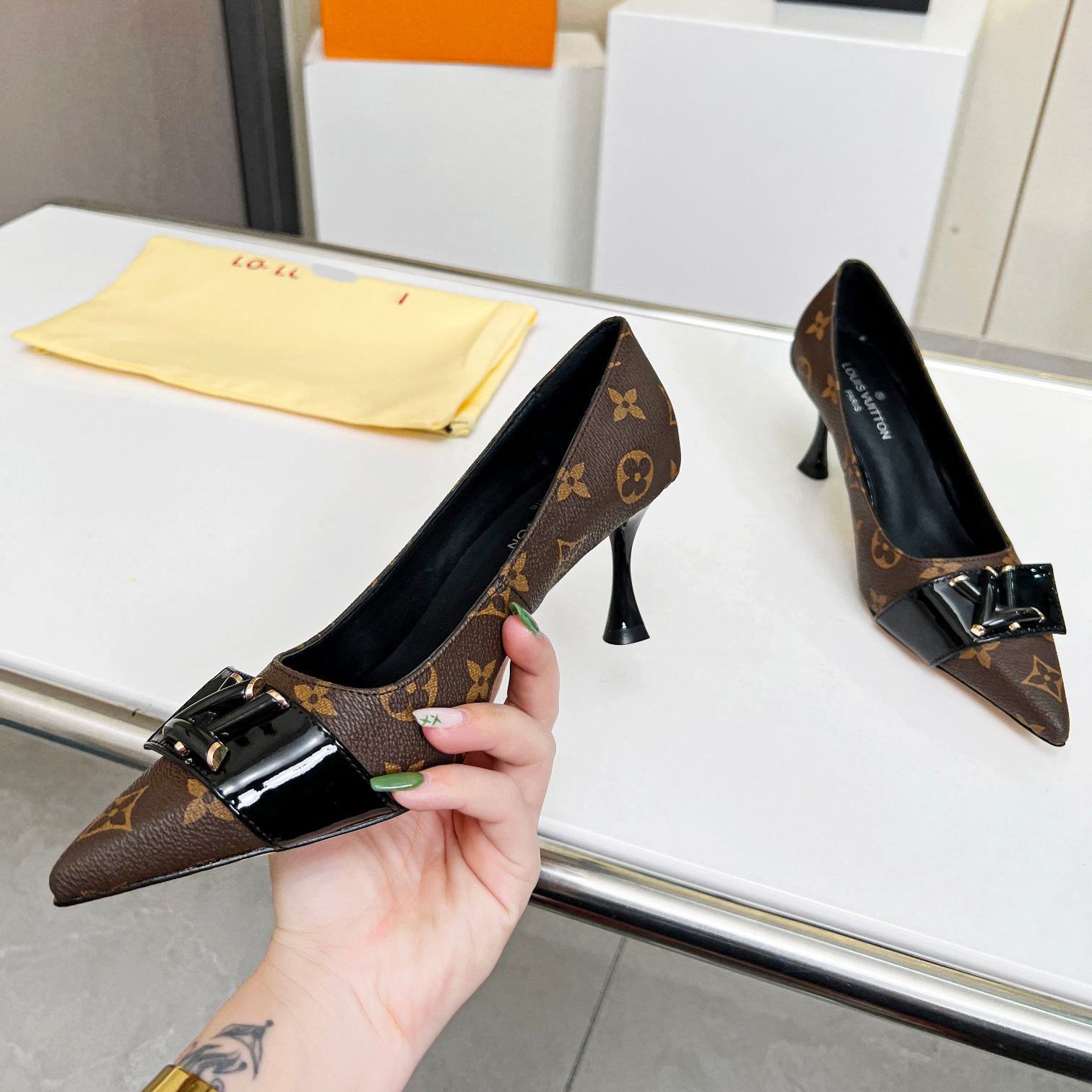 New toe with logo, mid-heeled shoes XC16042710
