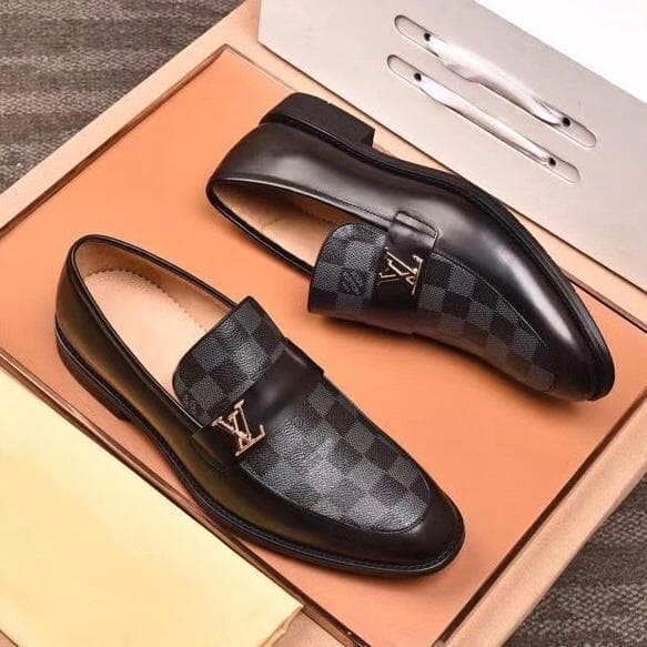 V buckle check pattern slipon loafers