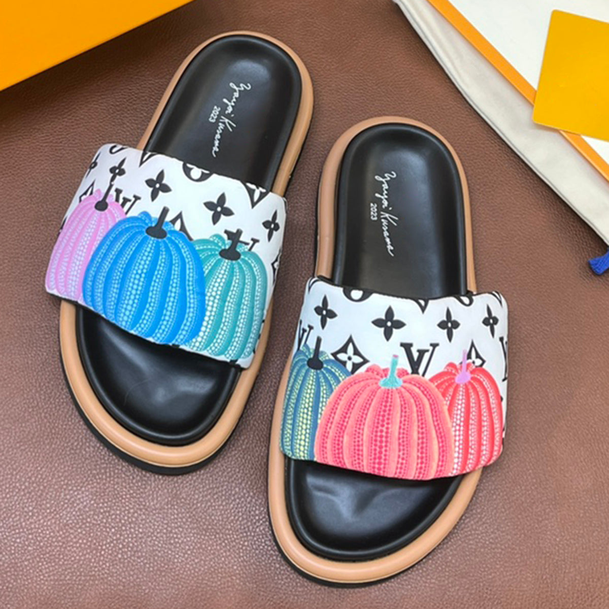 New Embossed Slippers XJ10041436