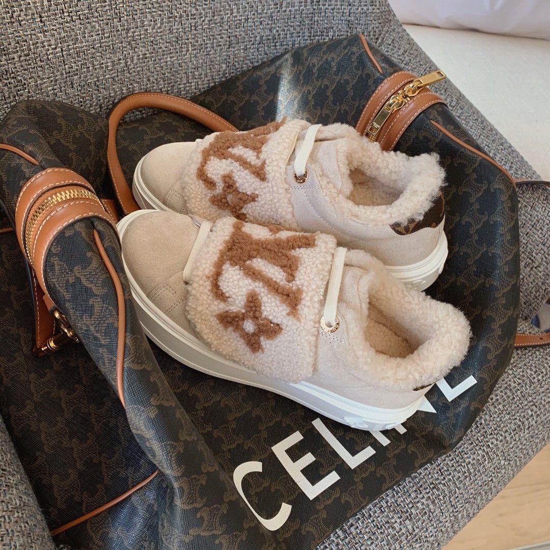 The new lamb wool women's casual thickened foreign style trendy high street thick bottom Velcro fur cotton shoes