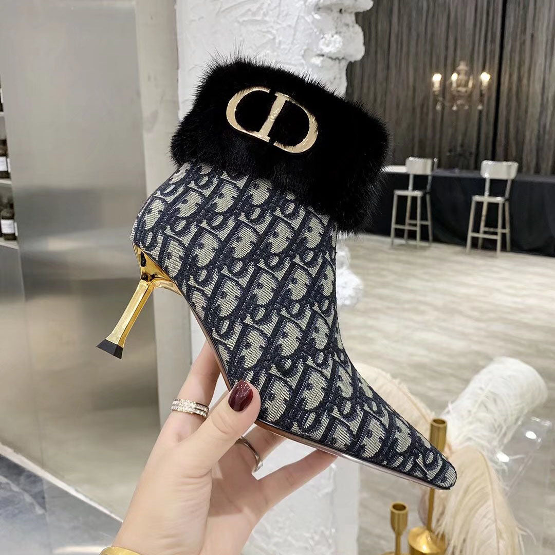 In autumn and winter, the latest Martin boots are thickened with warm fleece, noble and luxurious high heels