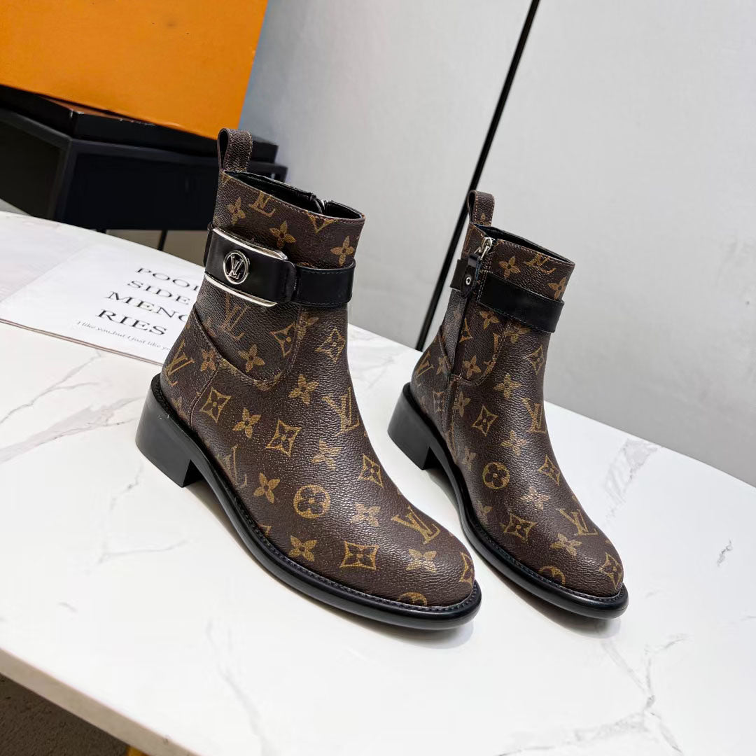 The latest autumn and winter fashion ankle boots