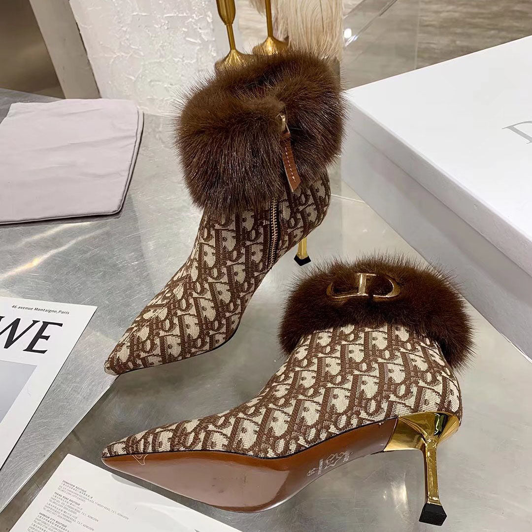 In autumn and winter, the latest Martin boots are thickened with warm fleece, noble and luxurious high heels