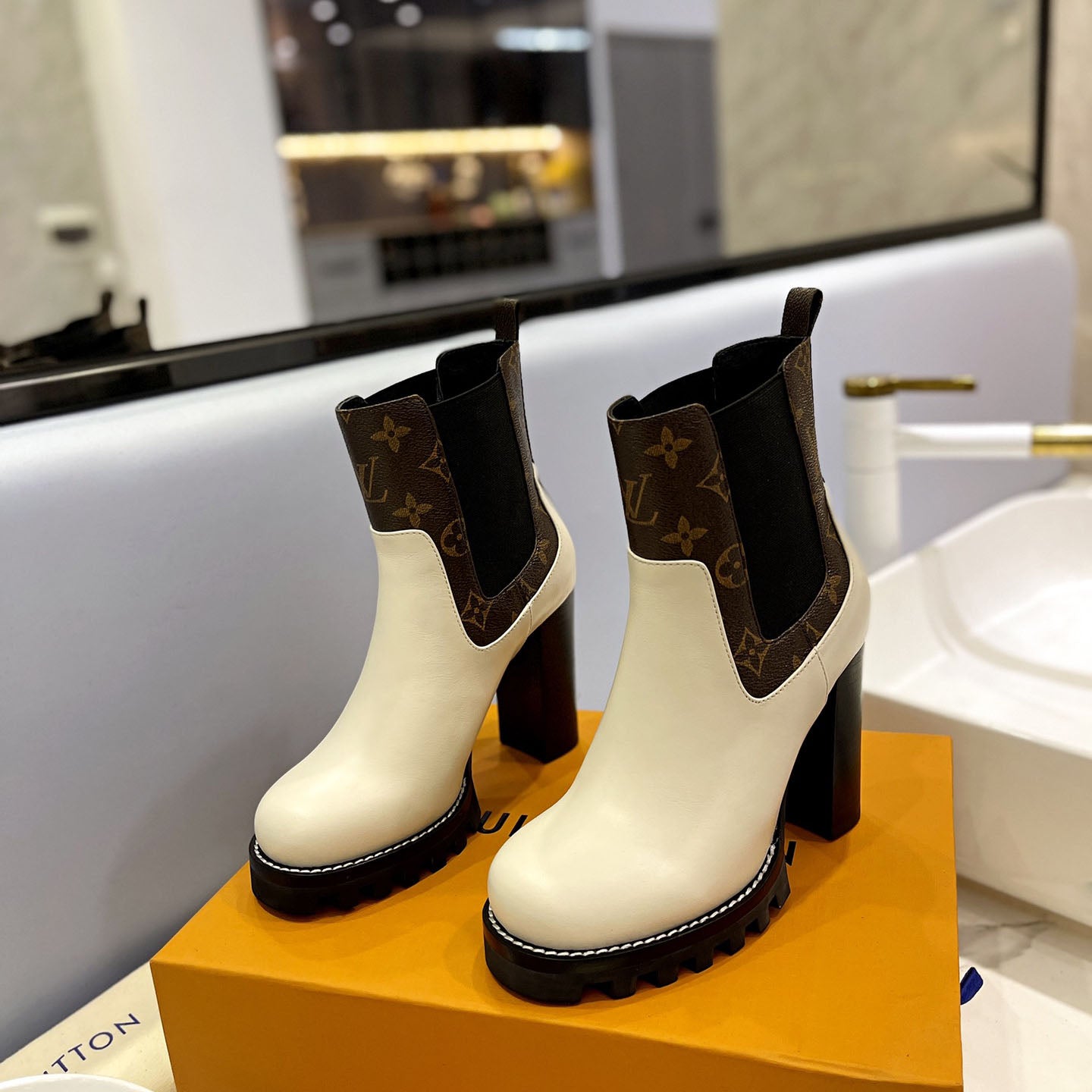 The latest fashion high-heeled all-match ankle boots 121901
