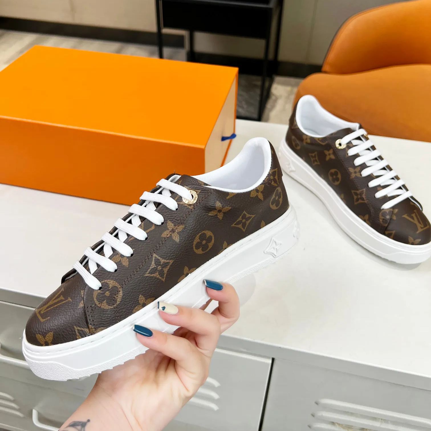 2023 new fashion brown graffiti V logo sneakers XC0404038
