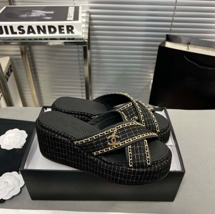 23 Ladies Fashion Luxury slipper and flip-flop XC04051801