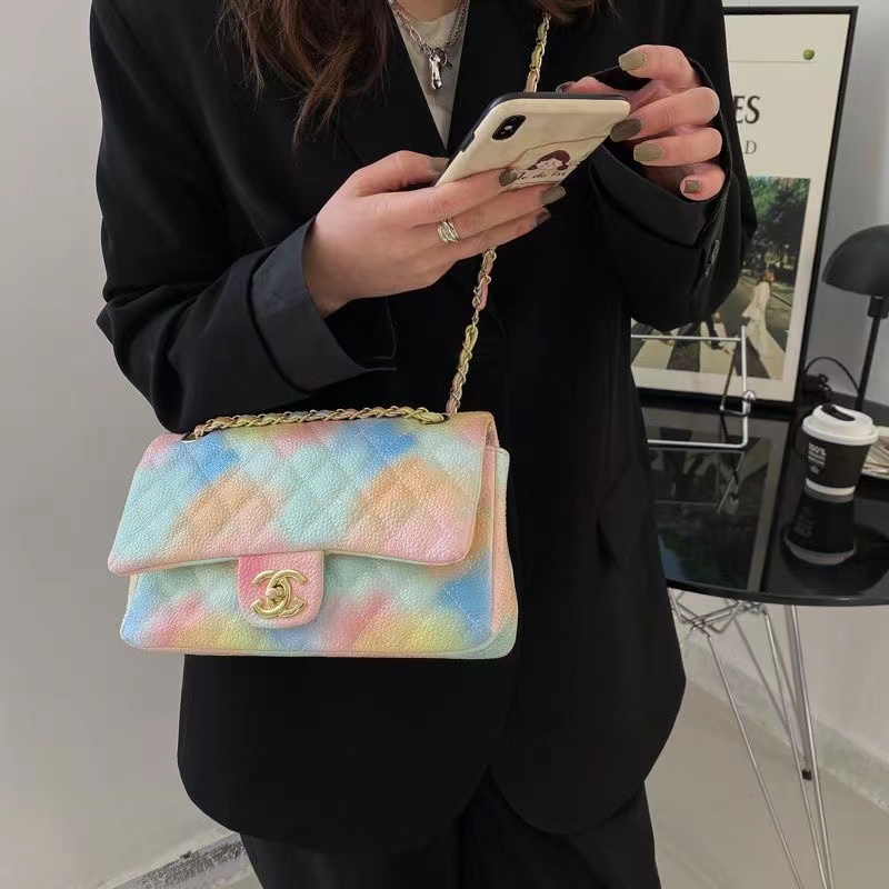 Soft leather bag with gradient color diagonal span