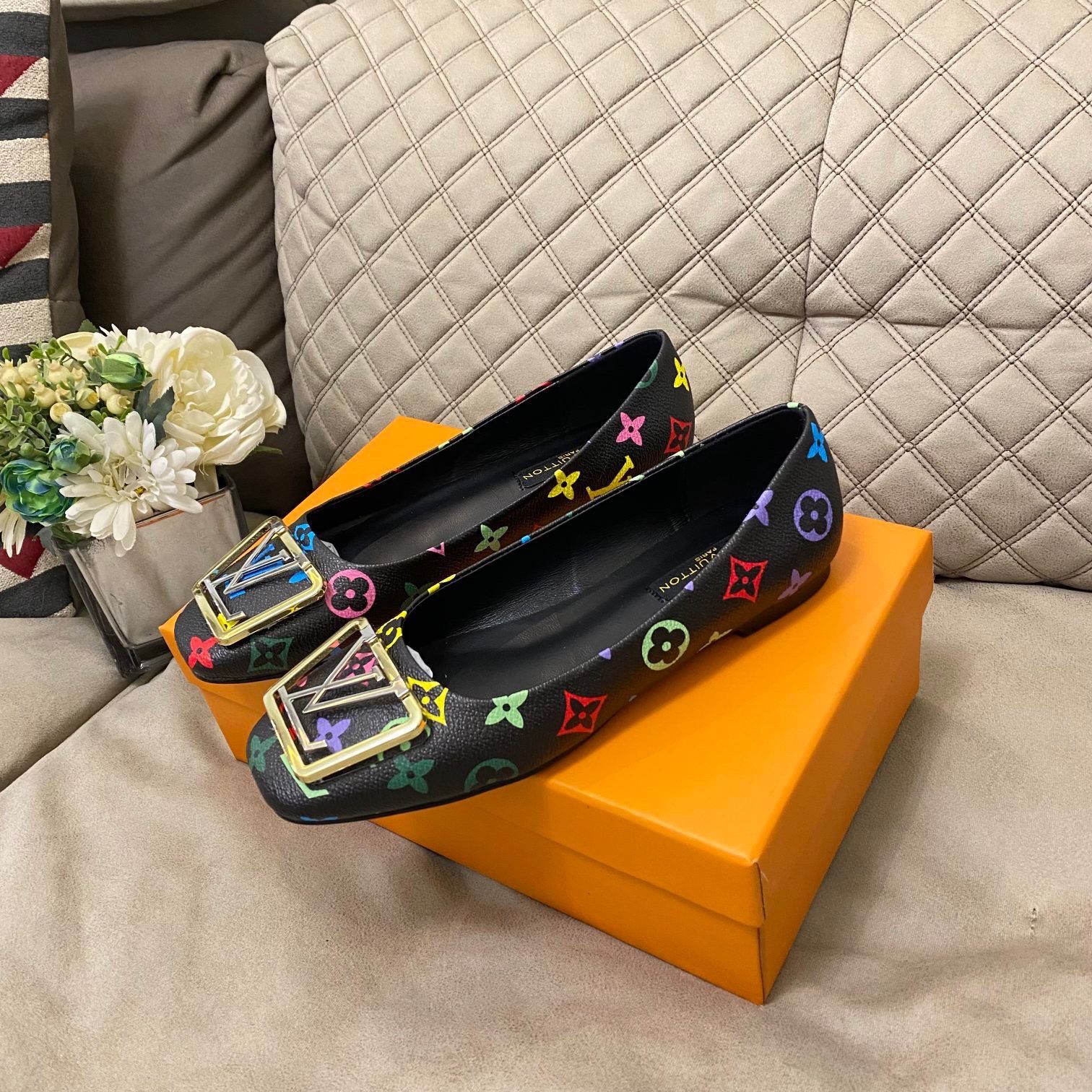 New Floral Design V Logo Women's Loafers