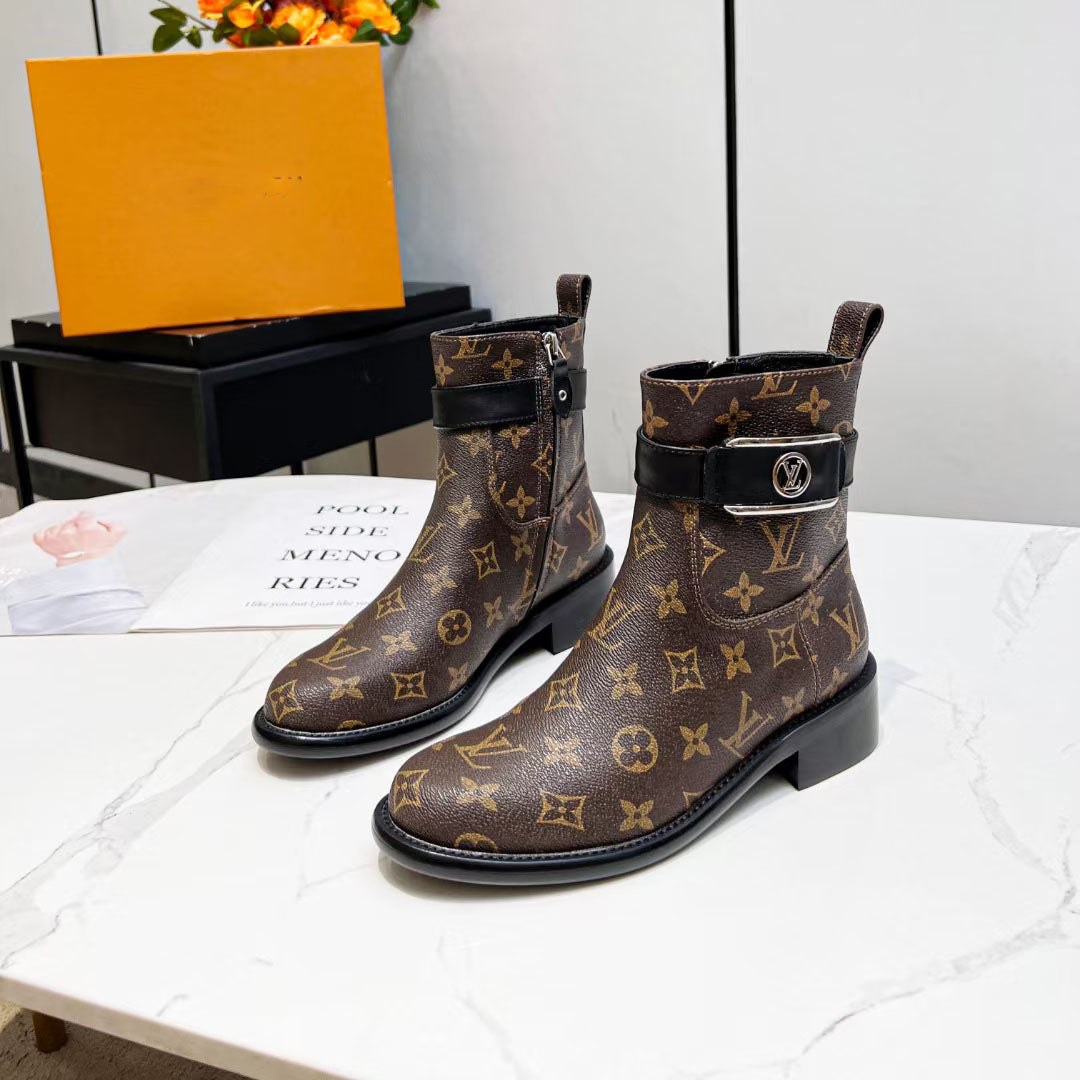 The latest autumn and winter fashion ankle boots