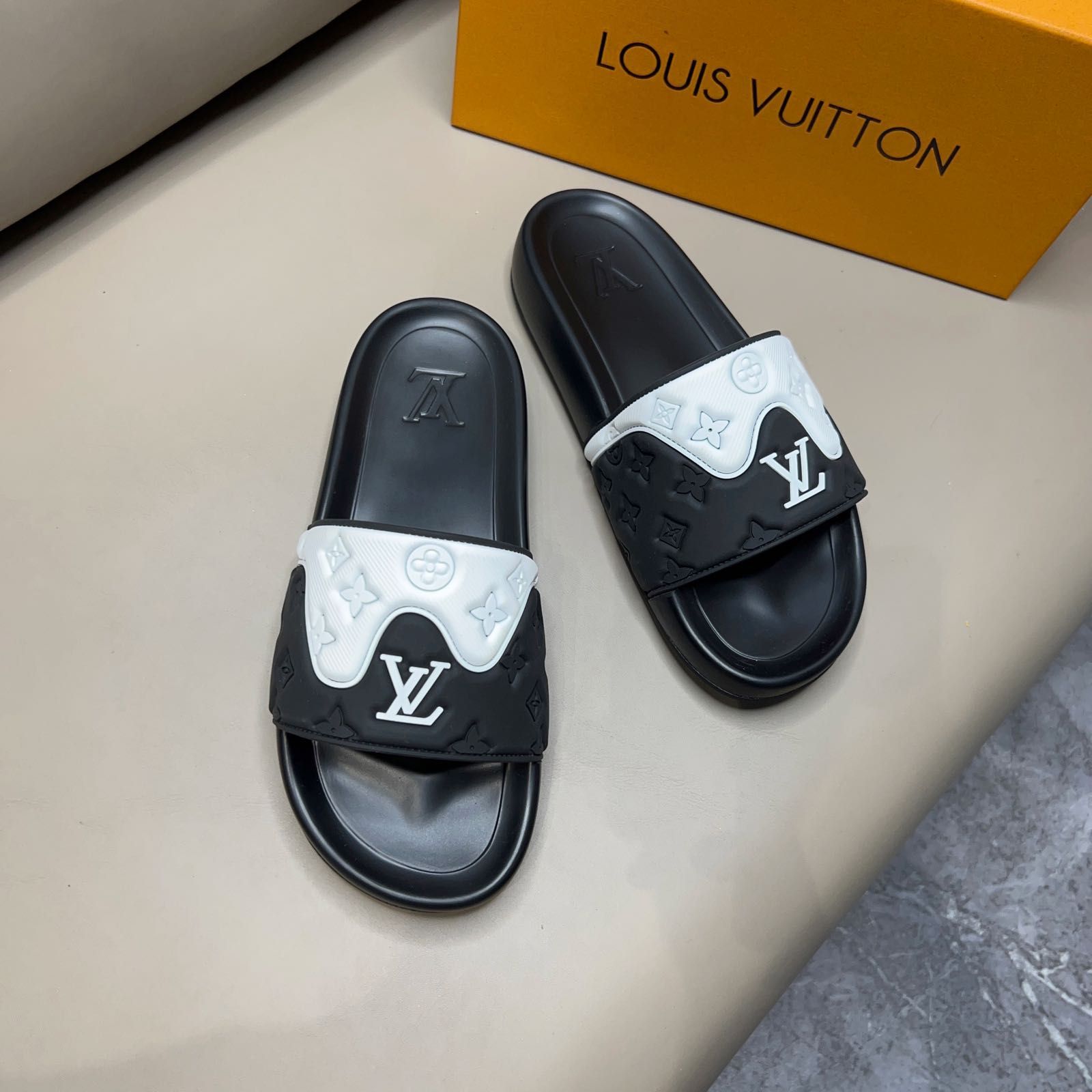 Wearing external sandals and flat shoes PD10041139