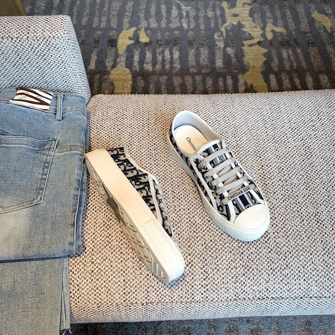 New D Logo Leisure Modern Women's Sneakers