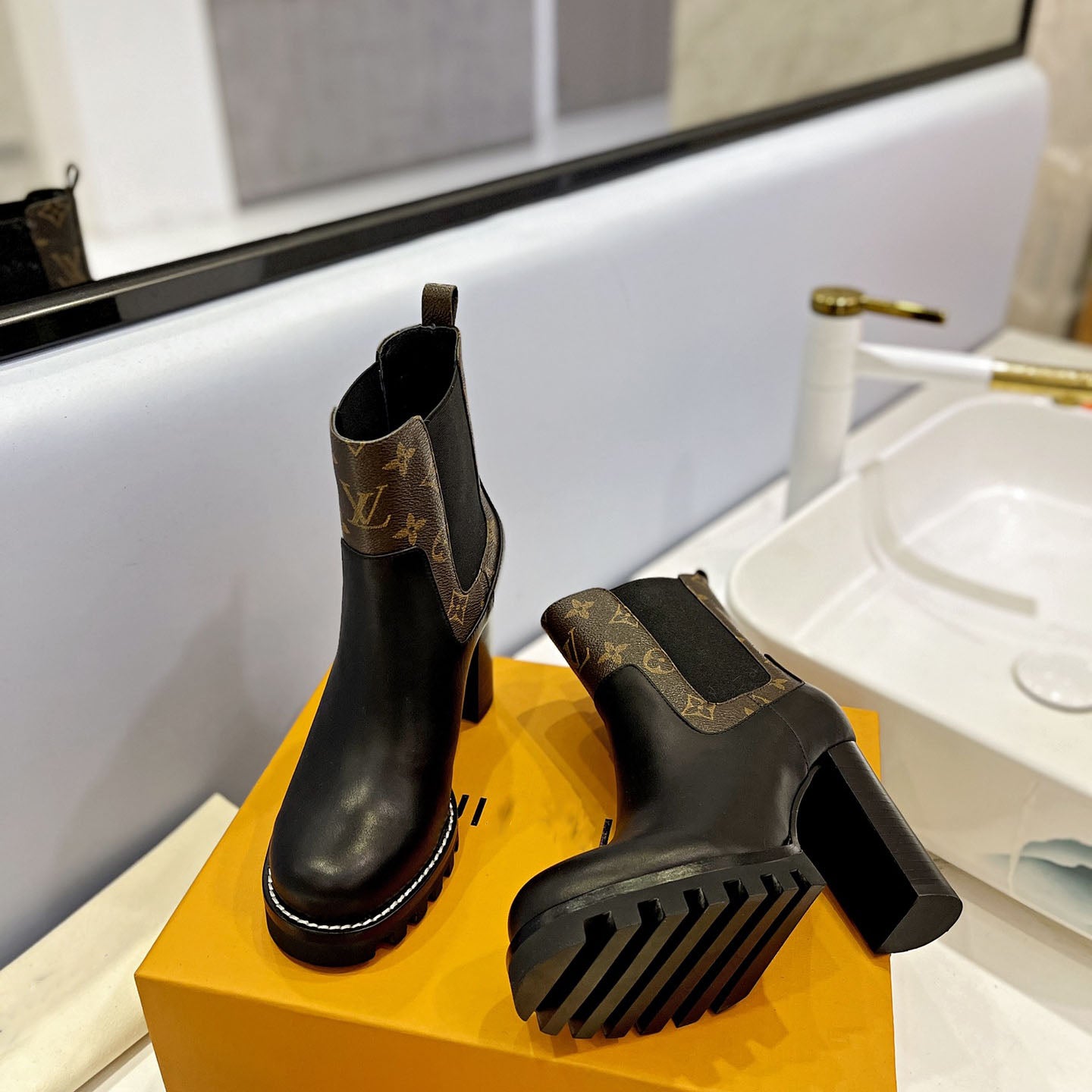 The latest fashion high-heeled all-match ankle boots