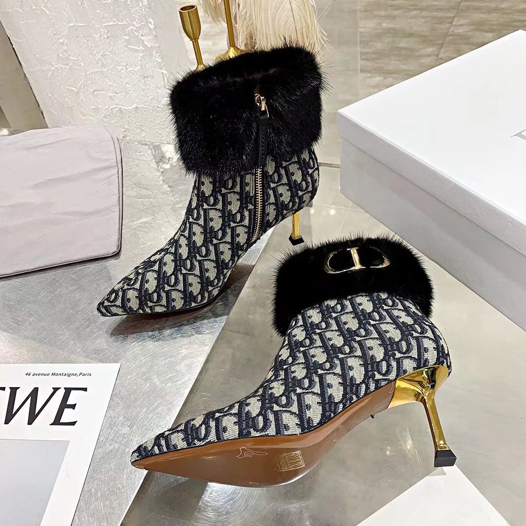 In autumn and winter, the latest Martin boots are thickened with warm fleece, noble and luxurious high heels