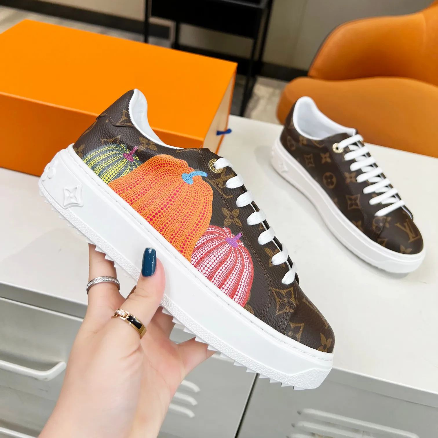 2023 new fashion brown graffiti V logo sneakers XC0404038