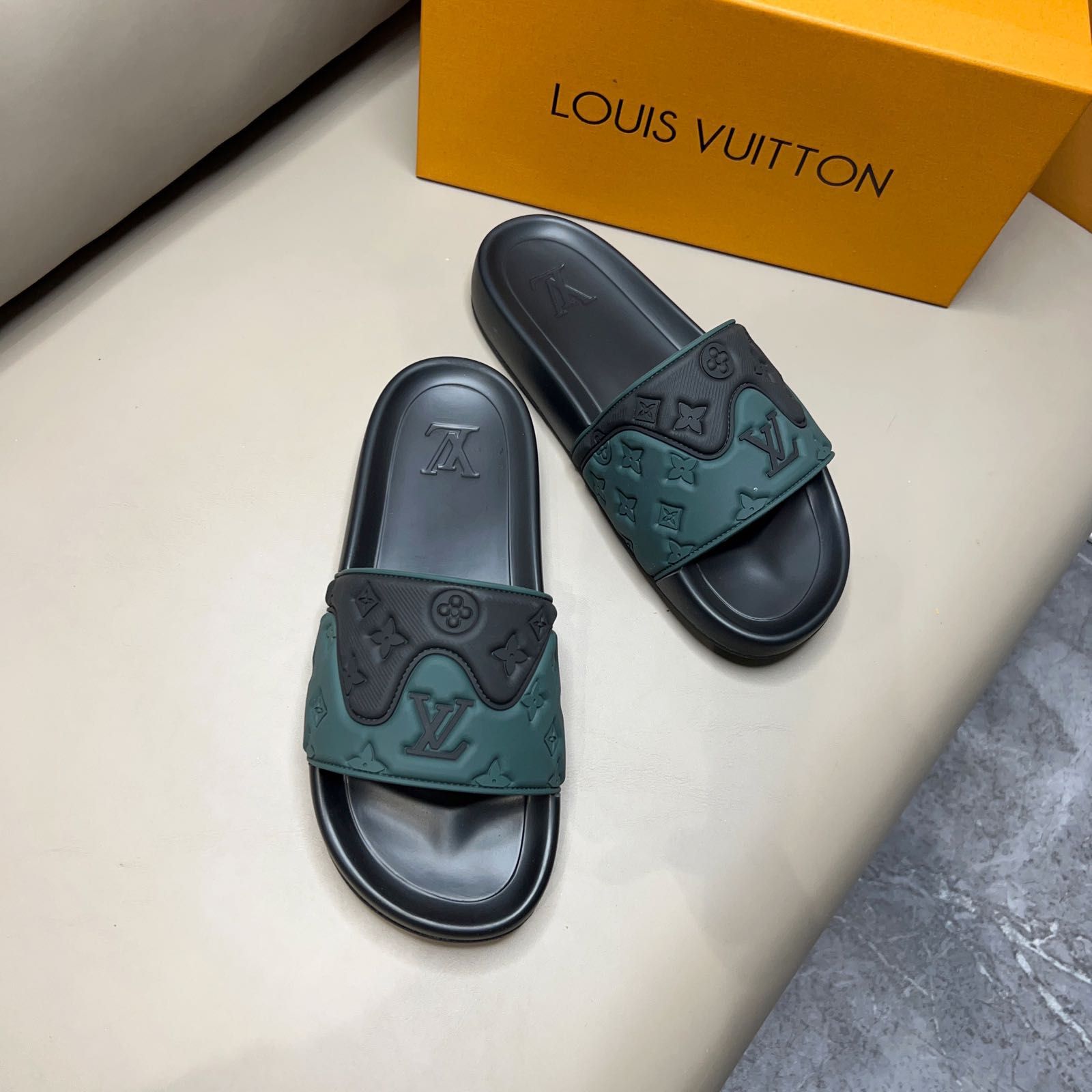 Wearing external sandals and flat shoes PD10041139