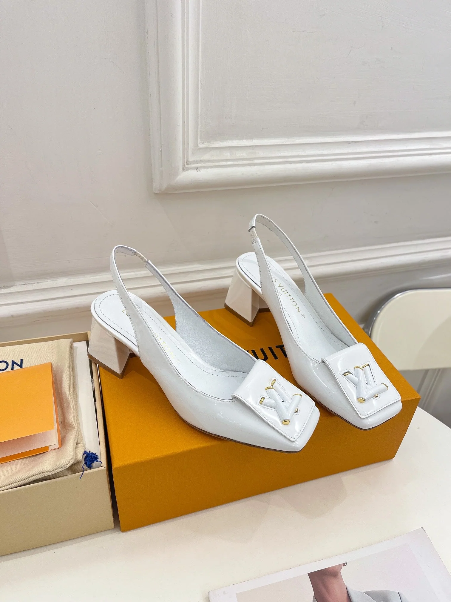 New cowhide patent leather square toe sandals