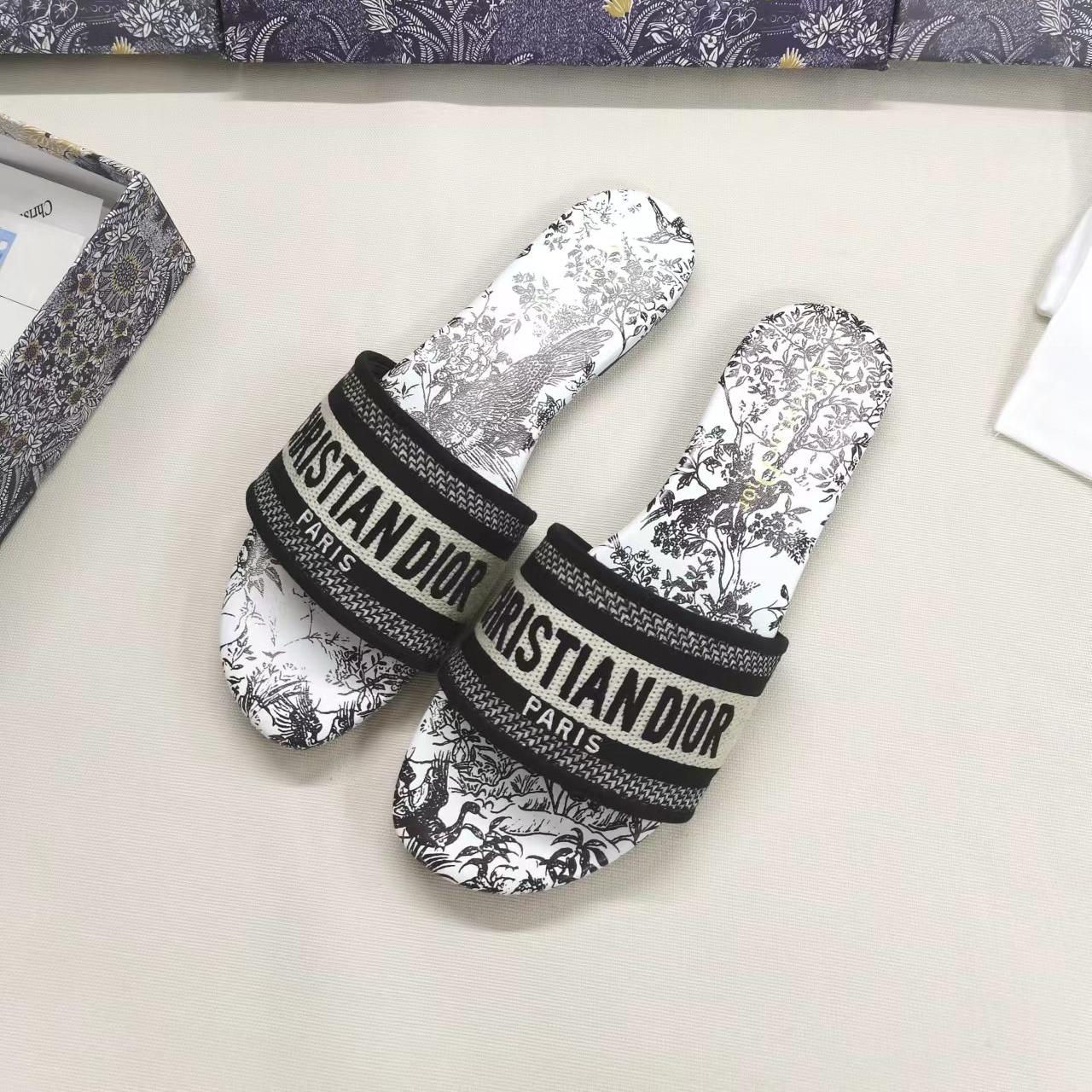 Jacquard embroidered slippers