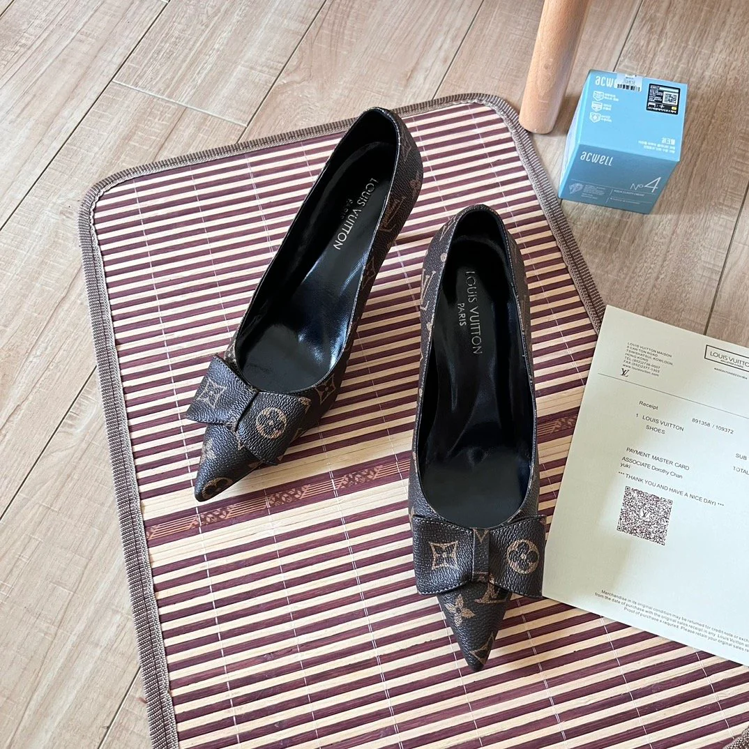 Pointed bow high heels