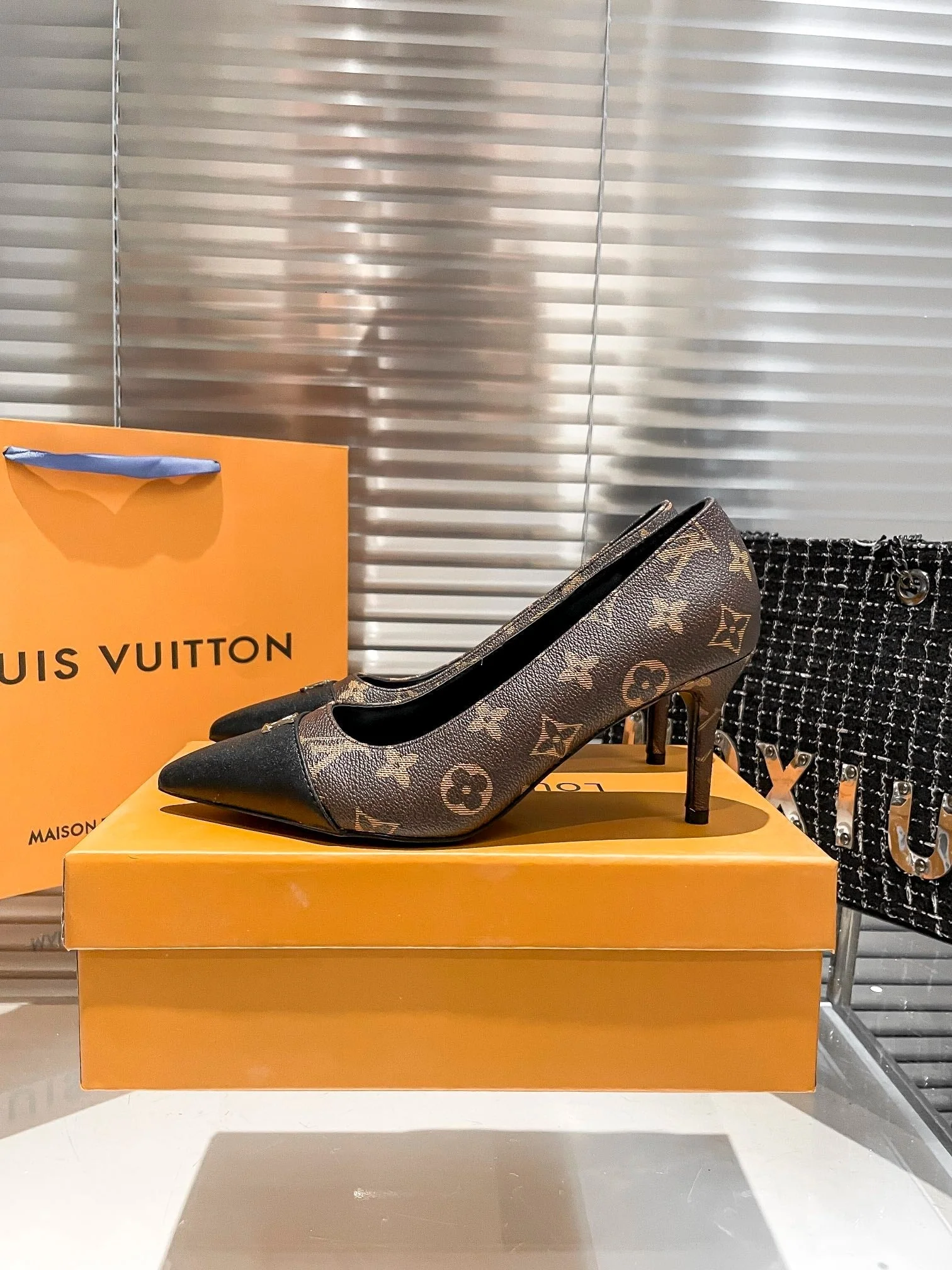 Pointed toe high heels Height: 8cm