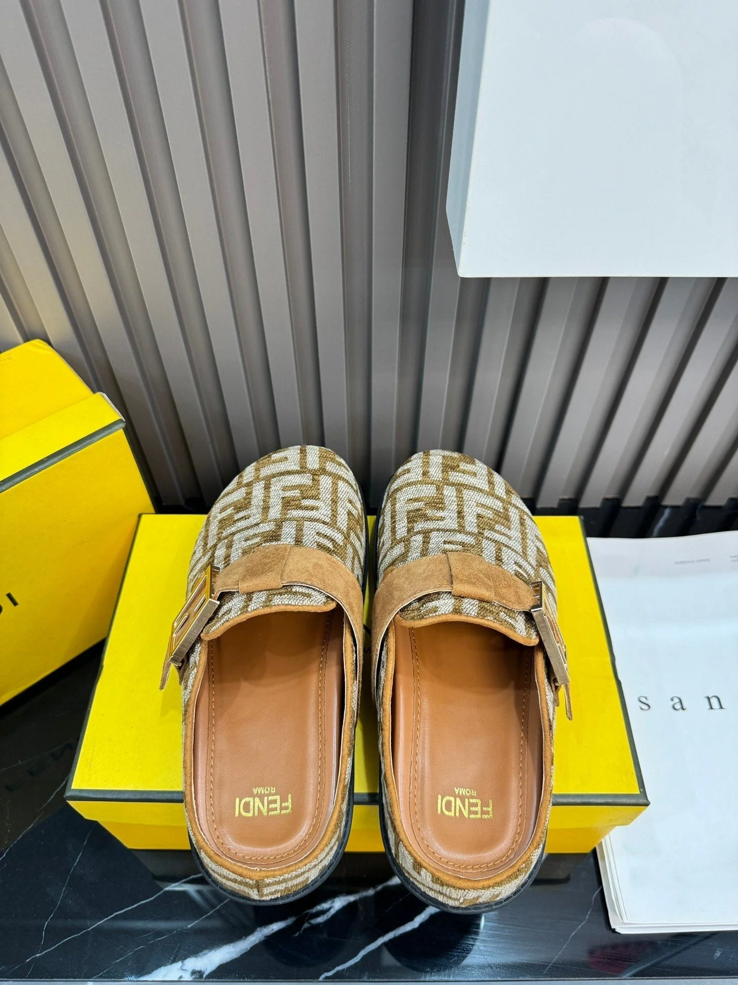 New autumn and winter closed-toe flat slippers