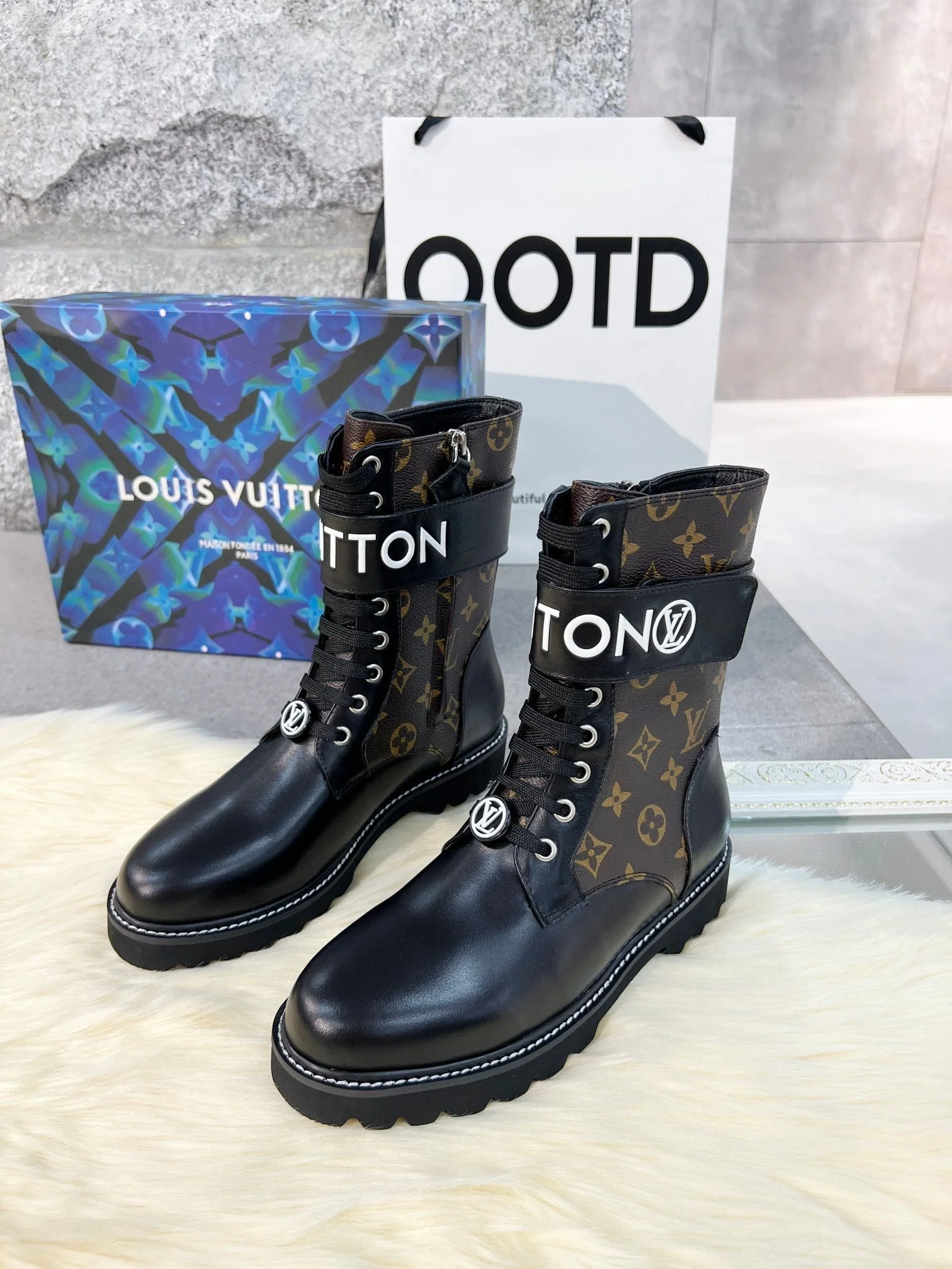 Silky calfskin flat boots