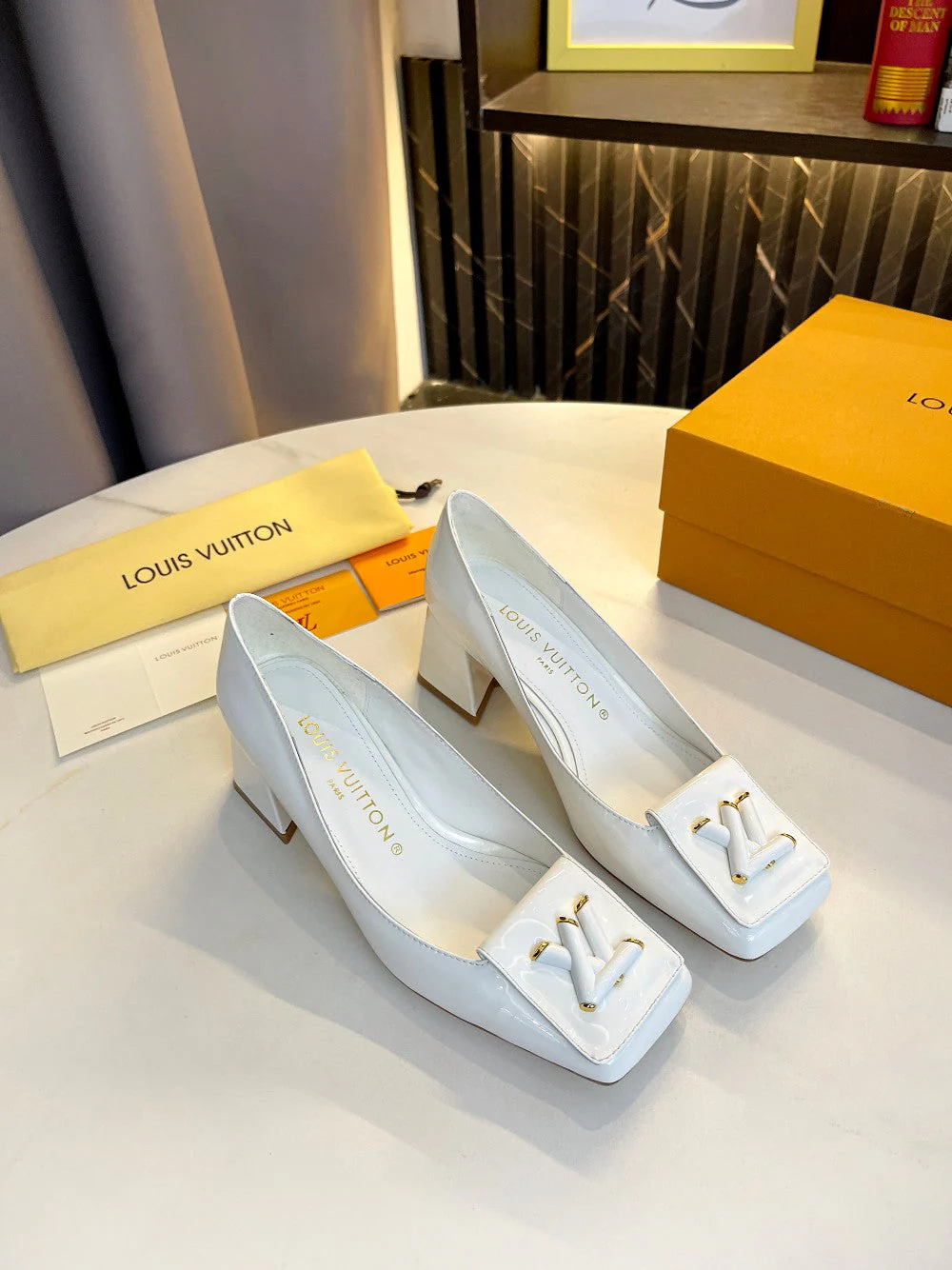 Cowhide patent leather square toe shoes