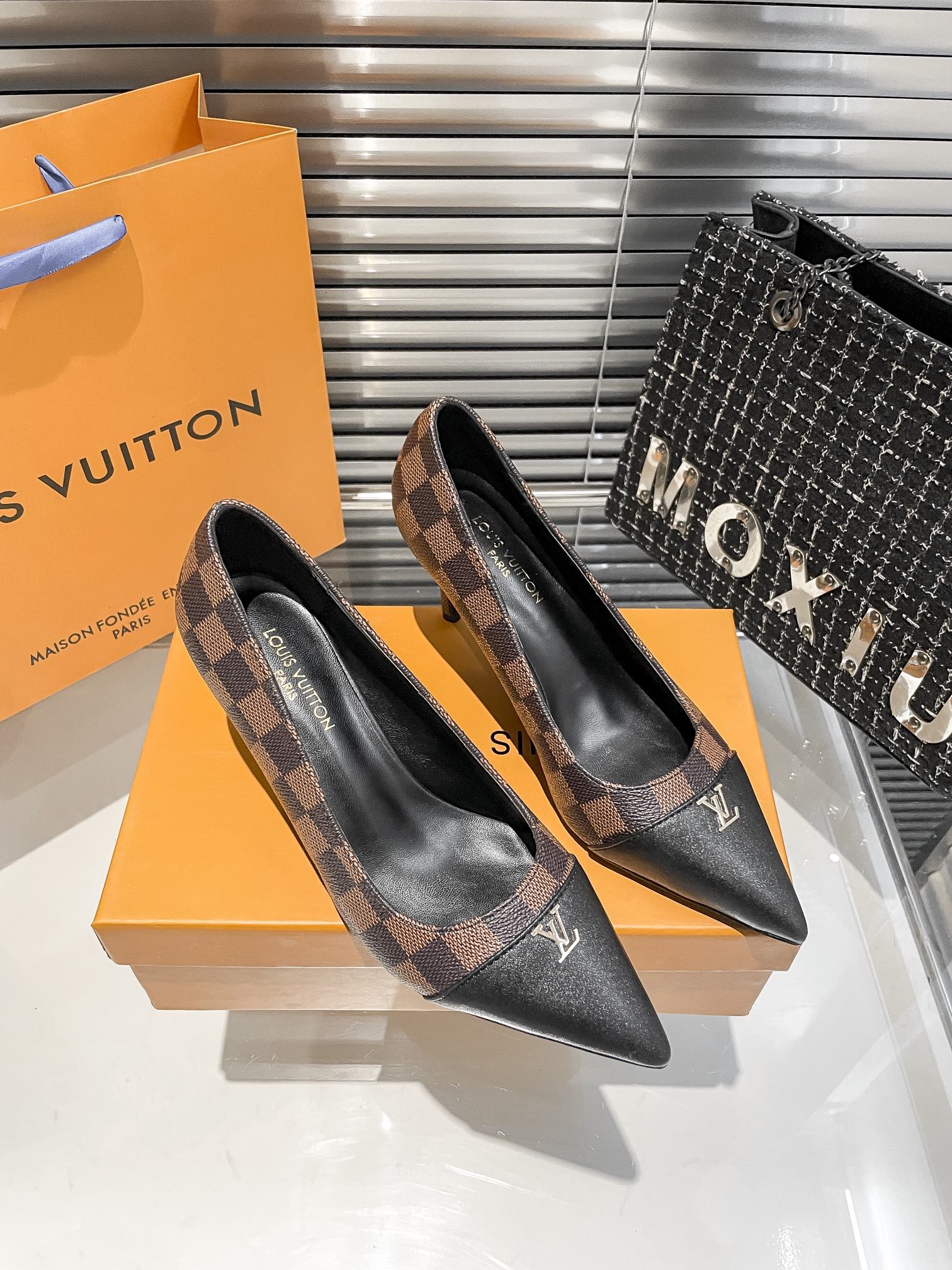 Pointed toe high heels Height: 8cm