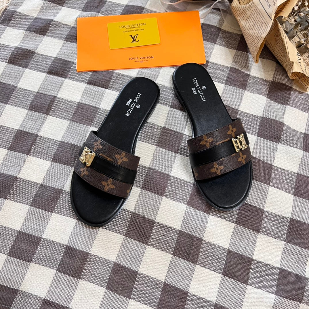 Printed flat slippers