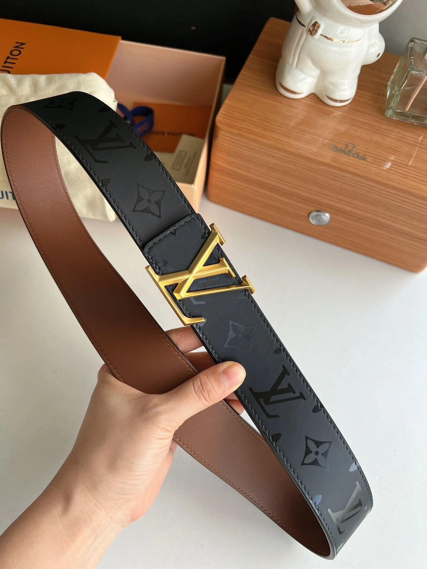 Double-sided belt in black floral calfskin and brown