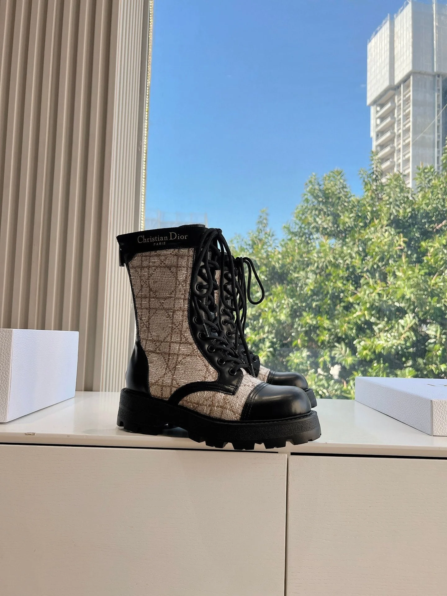 Autumn and winter leather Chelsea boots