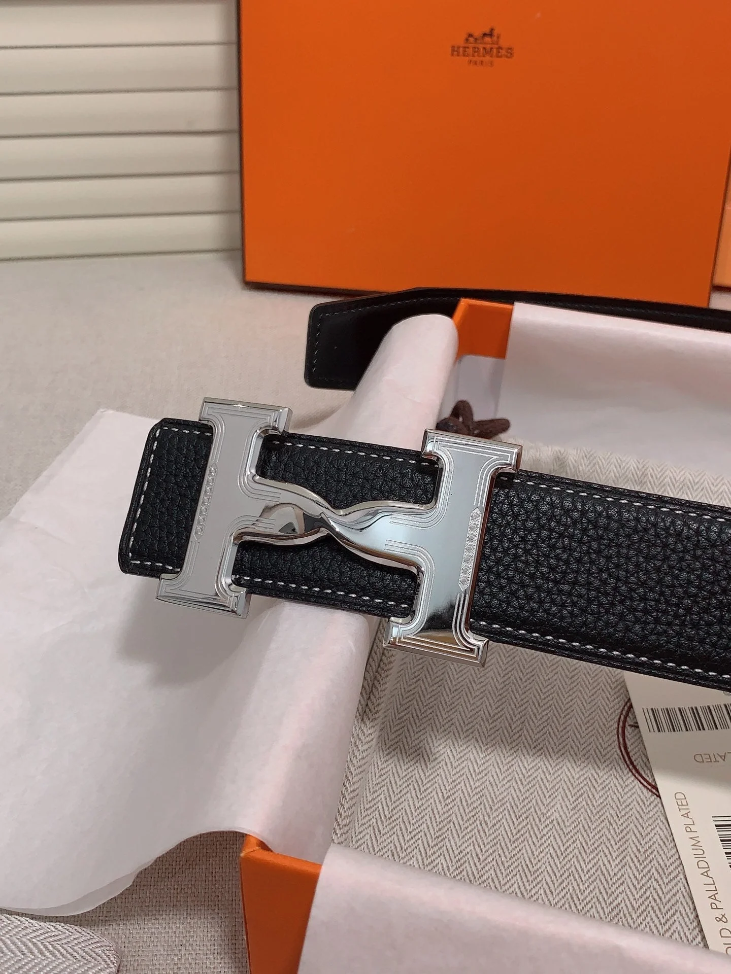 Palladium-plated metal buckle Double-faced calfskin Belt width: 3.8 mm