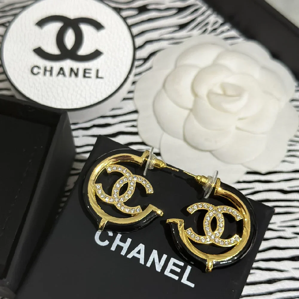 Fashion and versatile diamond earrings