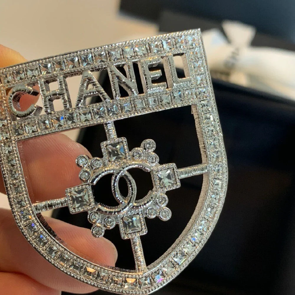 Fashion Shield Brooch FJ3