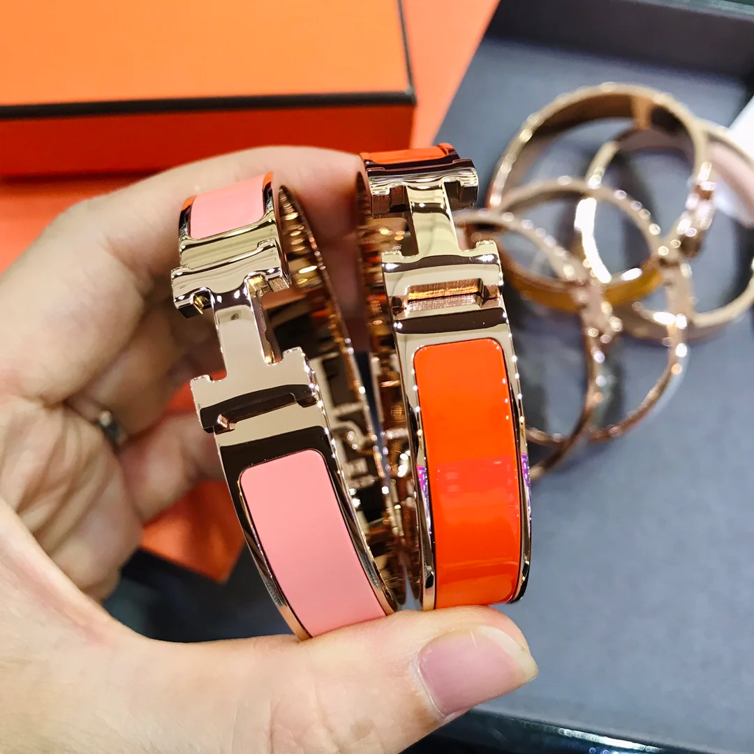 H Classic style bracelet