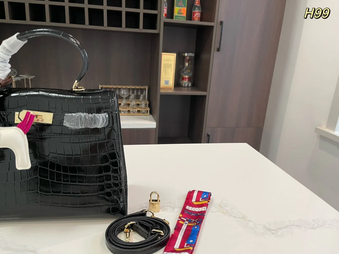 Cowhide crocodile pattern bag Size: 28cm