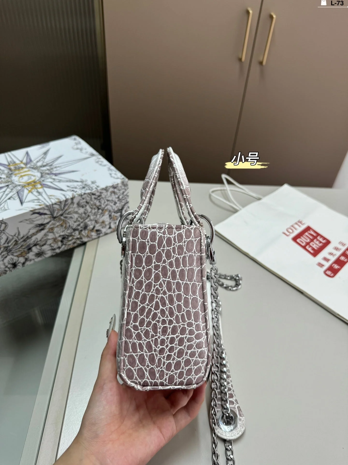 Matte crocodile pattern handbag