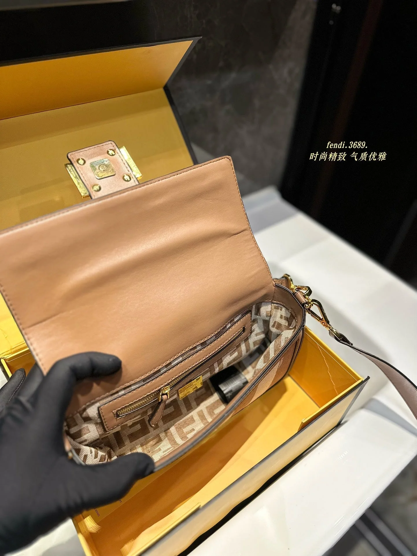 Fashionable and versatile baguette bag